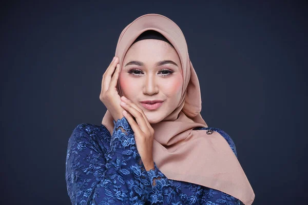 Pendekatan Model Wanita Muslim Yang Cantik Mengenakan Kurung Modern Berwarna — Stok Foto