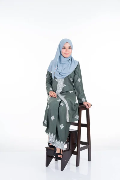 Modelo Feminino Bonito Várias Poses Vestindo Kebaya Moderno Hijab Vestuário — Fotografia de Stock