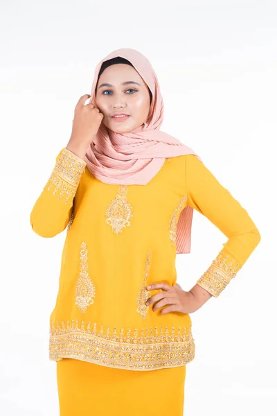 Piękna Muzułmańska Modelka Różnych Pozach Nowoczesnym Kurungu Hidżabie Nowoczesnym Stylu — Zdjęcie stockowe