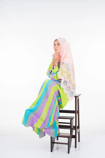 漂亮的女模特穿着巴蒂克 卡夫坦 咖啡店 这是穆斯林妇女的传统服装 在白色背景下被隔离 时髦的穆斯林女性头巾时尚生活方式肖像画概念 — 图库照片