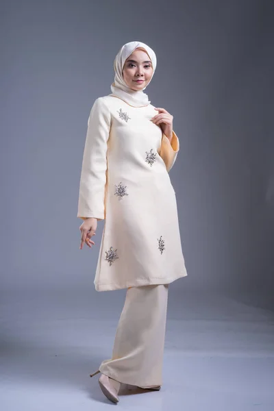 Gyönyörű Női Muszlim Modell Visel Kurung Pahang Hidzsáb Városi Életmód — Stock Fotó