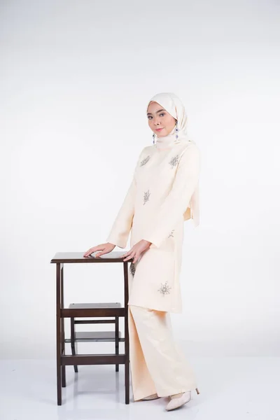 Hermosa Modelo Musulmana Femenina Varias Poses Con Kurung Pahang Hijab — Foto de Stock