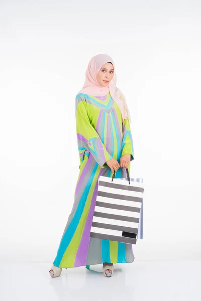 Seorang Model Wanita Muslim Yang Cantik Dan Bahagia Dengan Pakaian — Stok Foto