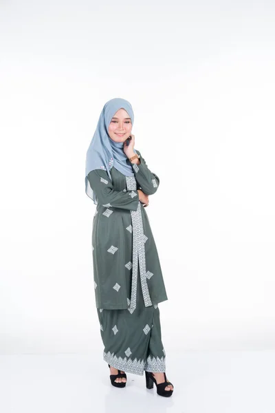 Modelo Feminino Bonito Várias Poses Vestindo Kebaya Moderno Hijab Vestuário — Fotografia de Stock