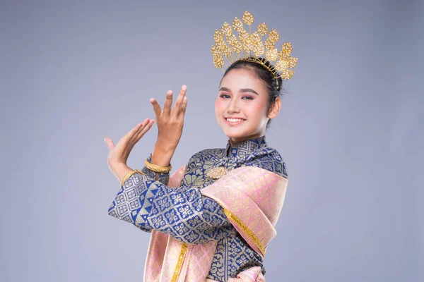 Uma Bela Dançarina Tradicional Malaia Com Sorriso Encantador Executando Passos — Fotografia de Stock