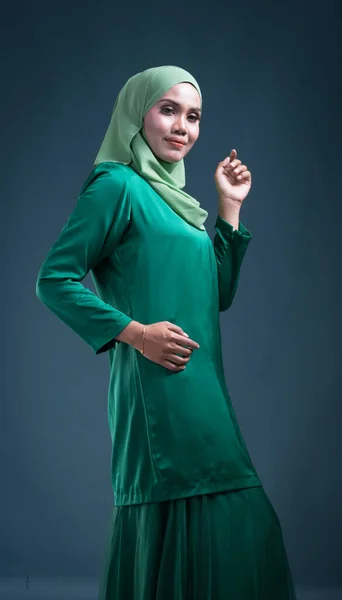 Retrato Metade Comprimento Belo Modelo Muçulmano Feminino Moderno Kurung Hijab — Fotografia de Stock