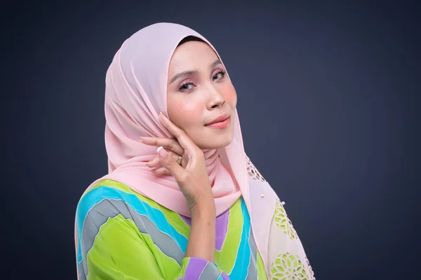 Kopfballporträt Einer Schönen Muslimin Die Pastellfarbenen Kaftan Mit Hijab Trägt — Stockfoto