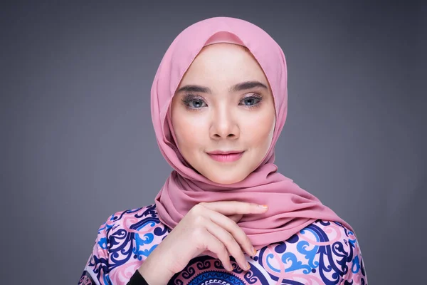 Mooi Moslim Vrouwelijk Model Met Moderne Kleding Met Hijab Een — Stockfoto