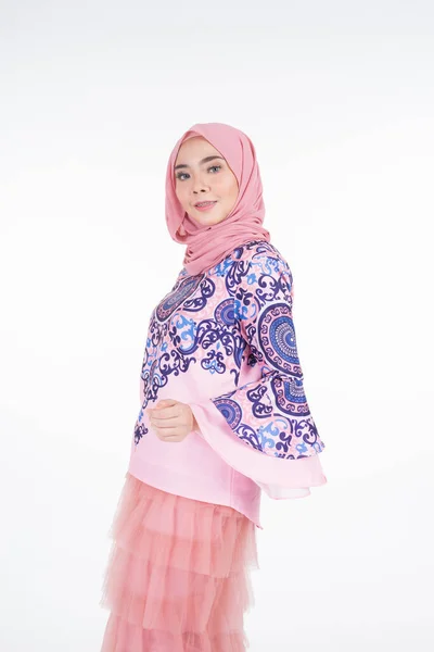 Mooi Moslim Vrouwelijk Model Met Moderne Kleding Met Hijab Een — Stockfoto