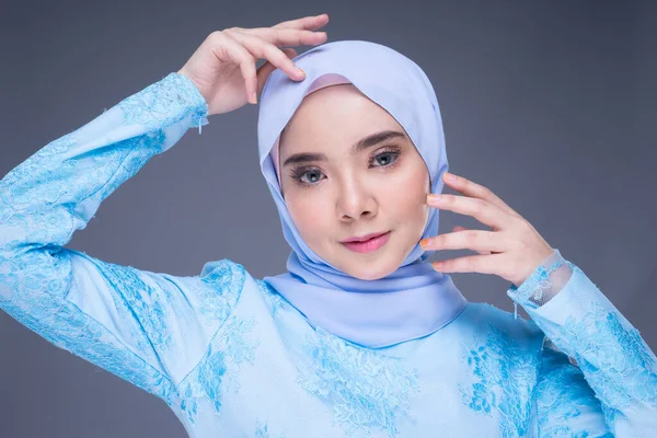 灰色の背景に隔離されたアジアのイスラム教徒の伝統であるパステルブルーのヒジャーブに美しいイスラム教徒の女性モデルのヘッドショットの肖像画 Eidul Fitriファッションとライフスタイルの肖像コンセプト — ストック写真