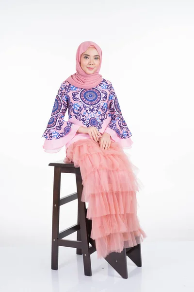 Mooi Moslim Vrouwelijk Model Met Moderne Kleding Met Hijab Een — Stockfoto