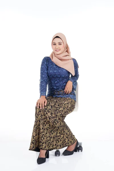 Attraktives Weibliches Modell Dunkelblauem Modernem Kurung Mit Hijab Einer Modernen — Stockfoto