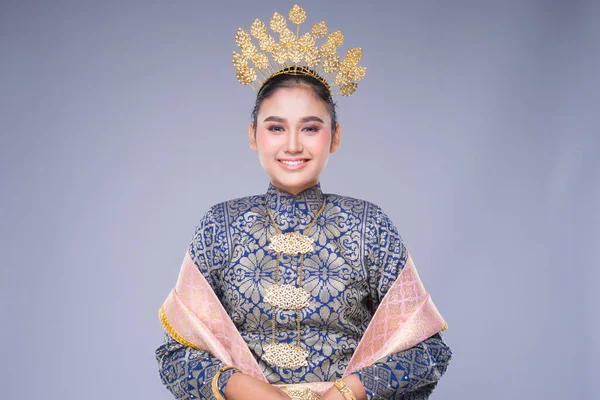 Μια Όμορφη Μαλαισιανή Παραδοσιακή Χορεύτρια Ένα Γοητευτικό Χαμόγελο Που Εκτελεί — Φωτογραφία Αρχείου