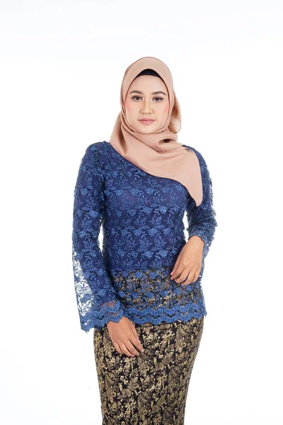 Detailní Záběr Krásné Ženy Muslimského Modelu Tmavě Modré Moderní Kurung — Stock fotografie