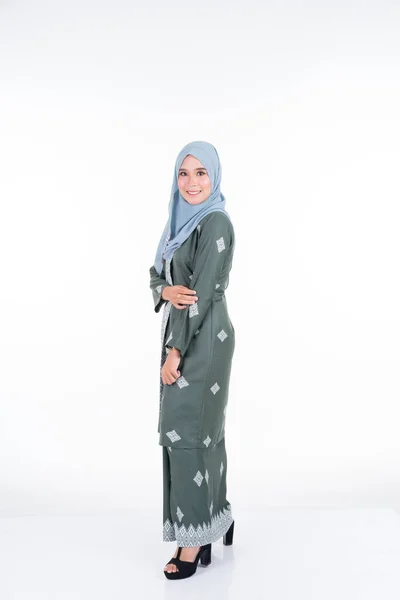 Mooi Vrouwelijk Model Verschillende Poses Met Moderne Kebaya Hijab Een — Stockfoto