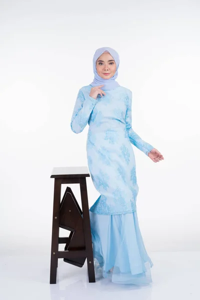 Atractiva Modelo Femenina Musulmana Vestida Con Kurung Moderno Azul Pastel —  Fotos de Stock
