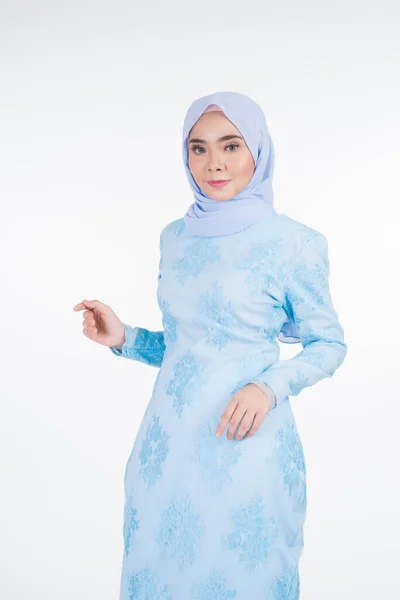 Modelo Feminino Muçulmano Bonito Vestindo Azul Pastel Moderno Kurung Com — Fotografia de Stock