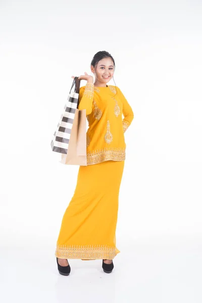 Modelo Feminino Asiático Bonito Vestido Tradicional Kurung Moderno Carregando Sacos — Fotografia de Stock