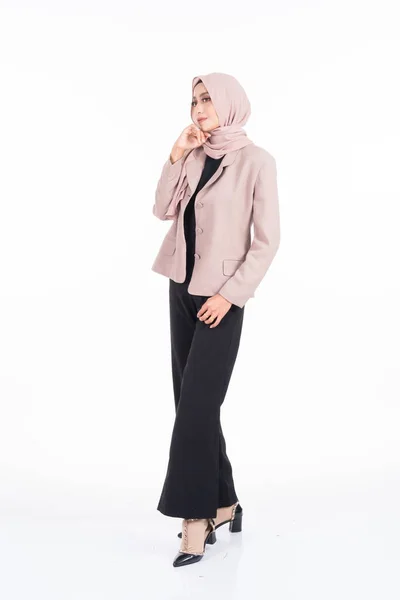ヒジャーブの美しいイスラム教徒の女性モデルの完全な長さの肖像画と灰色の背景に隔離された士官候補生 ヒジャブとイスラム教徒のファッションライフスタイルのコンセプト — ストック写真