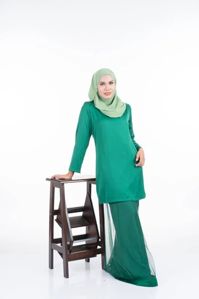 Modelo Feminino Bonito Kurung Moderno Hijab Vestuário Estilo Vida Moderno — Fotografia de Stock