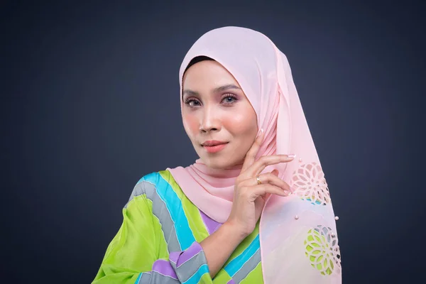 Huvudskott Porträtt Vacker Kvinnlig Muslimsk Modell Bär Pastell Kaftan Med — Stockfoto