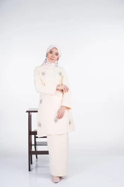 Bella Modella Musulmana Varie Pose Indossando Kurung Pahang Hijab Abbigliamento — Foto Stock