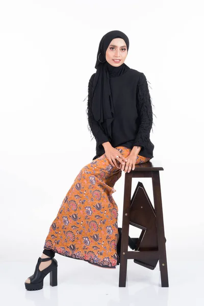 Gyönyörű Ázsiai Modell Különböző Pózok Visel Egy Fekete Felső Batik — Stock Fotó