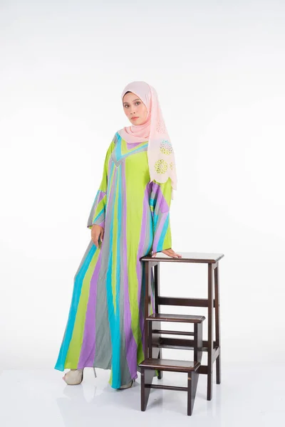 Model Wanita Cantik Mengenakan Batik Pastel Kaftan Caftan Pakaian Tradisional — Stok Foto