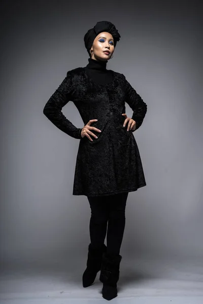 黒の上にアジアの女性の高いファッションの肖像画と灰色の背景にターバンとパンツ ヒジャーブファッションのためのファッション編集コンセプト — ストック写真