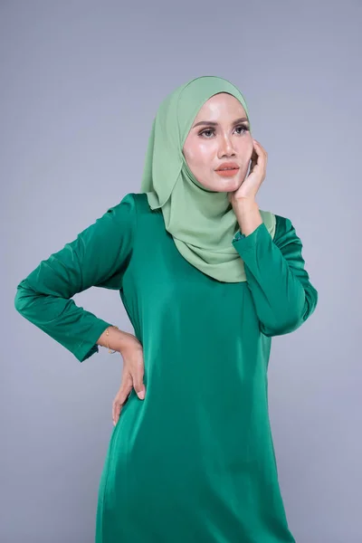 Modelo Feminino Bonito Kurung Moderno Hijab Vestuário Estilo Vida Moderno — Fotografia de Stock