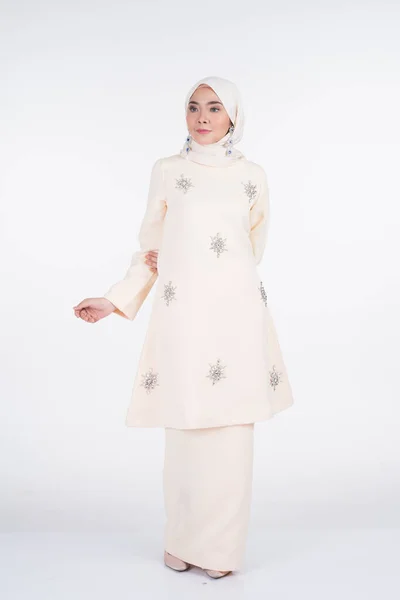 白を基調としたムスリム女性のためのライフスタイルアパレル クルン パハン ヒジャーブ を身に着けた様々なポーズの美しい女性ムスリムモデル 美しさとヒジャーブファッションの概念 全長像 — ストック写真