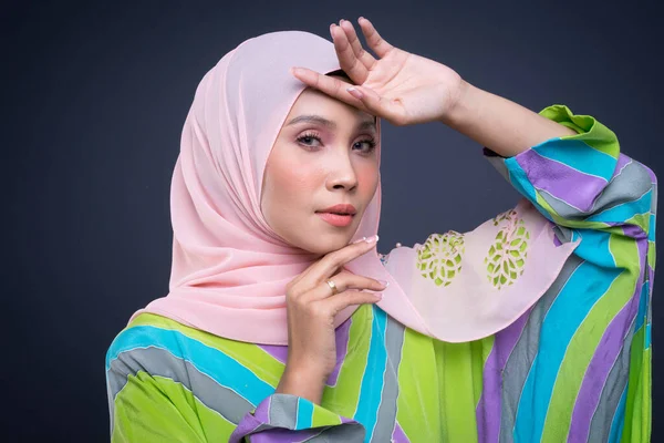 Huvudskott Porträtt Vacker Kvinnlig Muslimsk Modell Bär Pastell Kaftan Med — Stockfoto