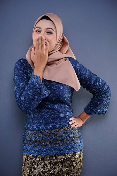 Model Muslim Perempuan Yang Menarik Mengenakan Kurung Modern Berwarna Biru — Stok Foto
