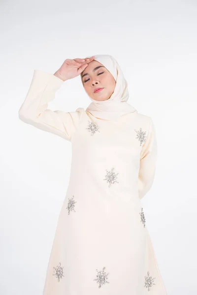 Bela Modelo Muçulmana Feminina Várias Poses Vestindo Kurung Pahang Hijab — Fotografia de Stock