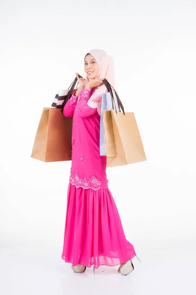 Modelo Femenino Musulmán Hermoso Excitado Kurung Moderno Rosa Tradicional Que —  Fotos de Stock