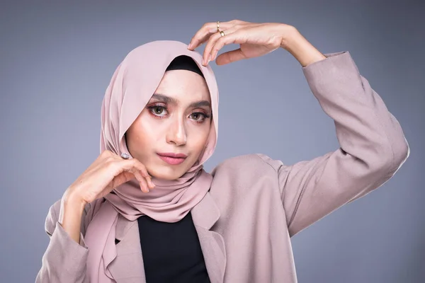 Captura Uma Bela Modelo Feminina Muçulmana Hijab Roupas Escritório Isoladas — Fotografia de Stock