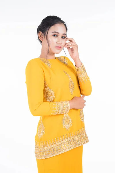 Mooi Vrouwelijk Aziatisch Model Verschillende Poses Met Moderne Kurung Een — Stockfoto