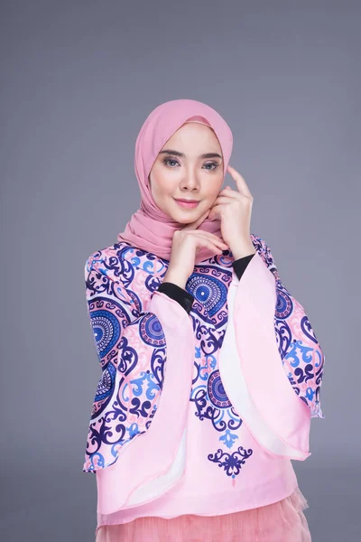 Mooi Moslim Vrouwelijk Model Met Moderne Kleding Met Hijab Een — Stockfoto