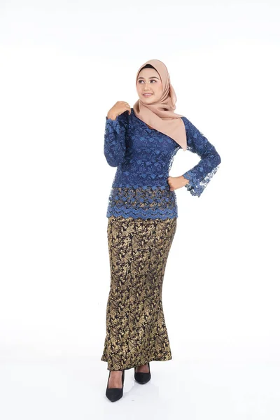 Aantrekkelijk Vrouwelijk Model Met Donkerblauwe Moderne Kurung Met Hijab Een — Stockfoto