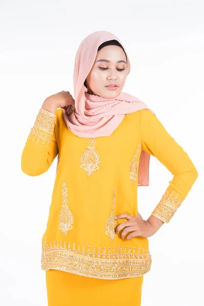 Gyönyörű Női Muszlim Modell Különböző Pózok Visel Modern Kurung Hidzsáb — Stock Fotó