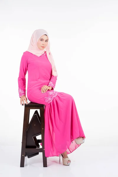 Modelo Feminina Bonita Vestindo Rosa Moderno Kurung Estilo Vida Urbano — Fotografia de Stock