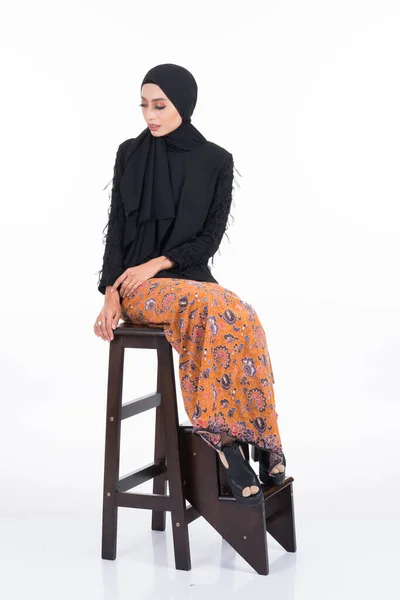 Bella Modella Asiatica Varie Pose Indossando Top Nero Con Batik — Foto Stock