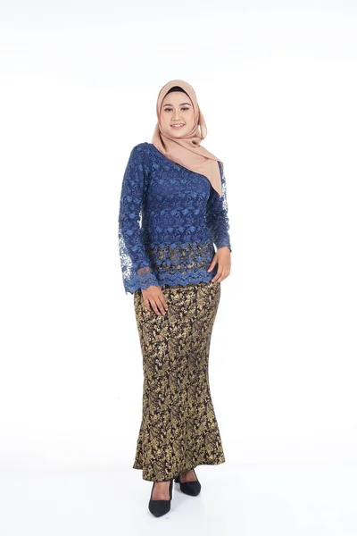 Attraktiv Kvinnlig Modell Bär Mörkblå Modern Kurung Med Hijab Modern — Stockfoto