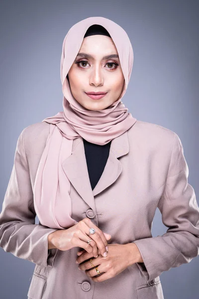 Retrato Media Longitud Una Hermosa Modelo Musulmana Hijab Ropa Oficina —  Fotos de Stock