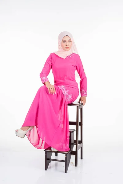 Modelo Feminina Bonita Vestindo Rosa Moderno Kurung Estilo Vida Urbano — Fotografia de Stock