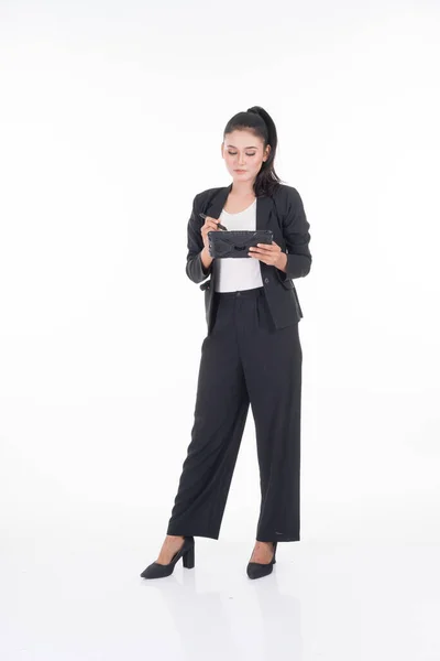 Eine Attraktive Frau Businesskleidung Hält Ein Tablet Mit Verschiedenen Posen — Stockfoto