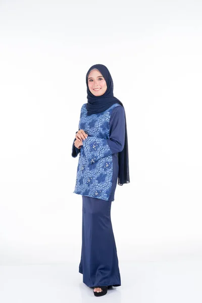 Modelo Feminino Bonito Várias Poses Vestindo Kurung Moderno Hijab Vestuário — Fotografia de Stock