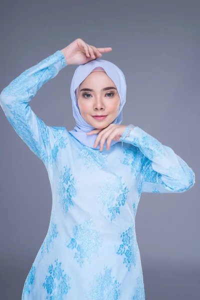 Schöne Muslimische Model Trägt Pastellblaue Moderne Kurung Mit Hijab Ein — Stockfoto