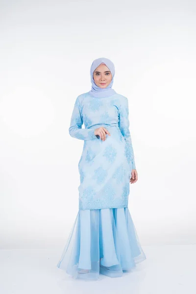 Aantrekkelijk Moslim Vrouwelijk Model Met Pastelblauw Moderne Kurung Met Hijab — Stockfoto