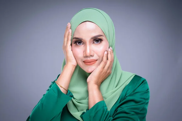 Retrato Cabeza Una Hermosa Modelo Musulmana Kurung Moderno Hijab Una — Foto de Stock